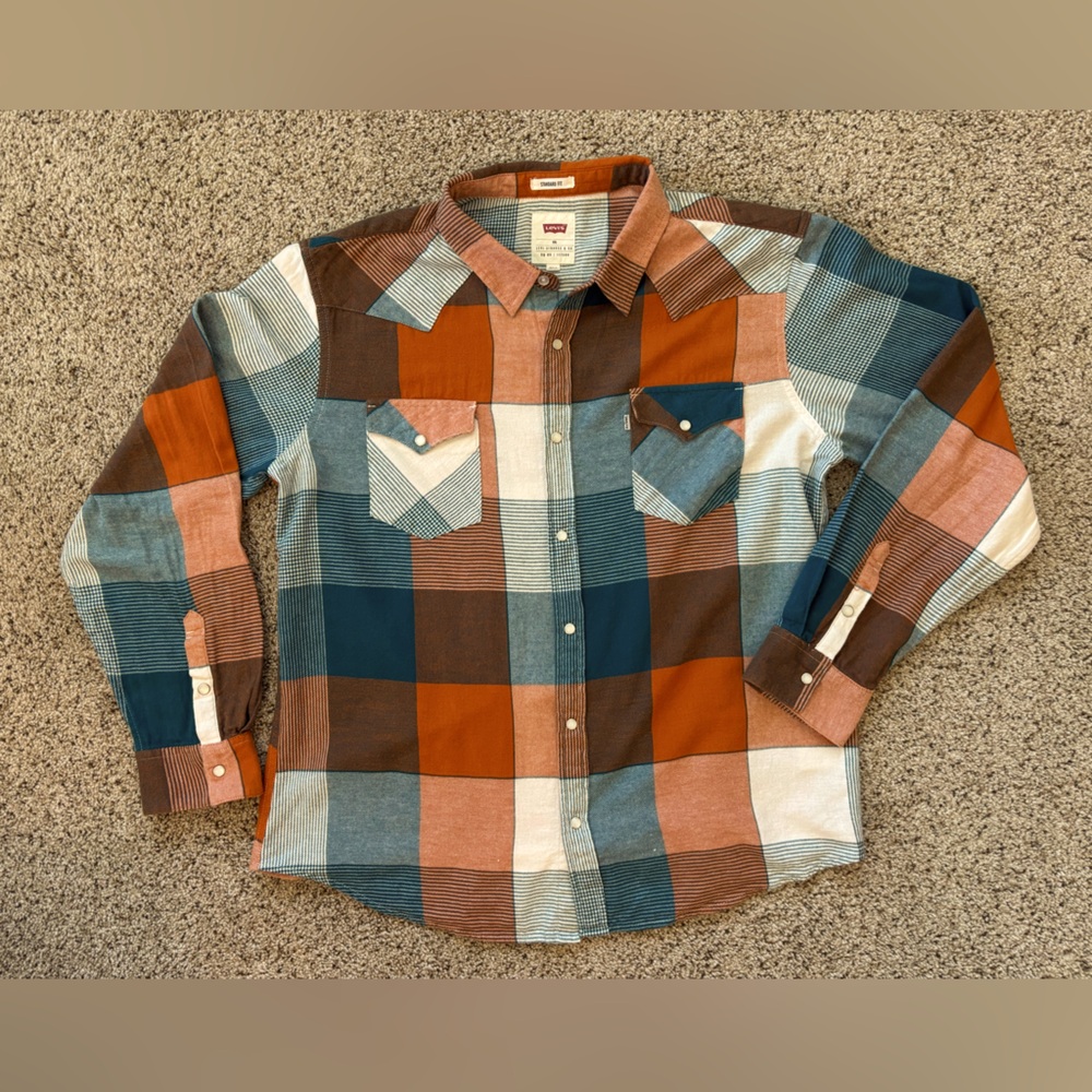 Levi’s comfortable flannel long sleeve shirt. In Excellent Condition! XXL.